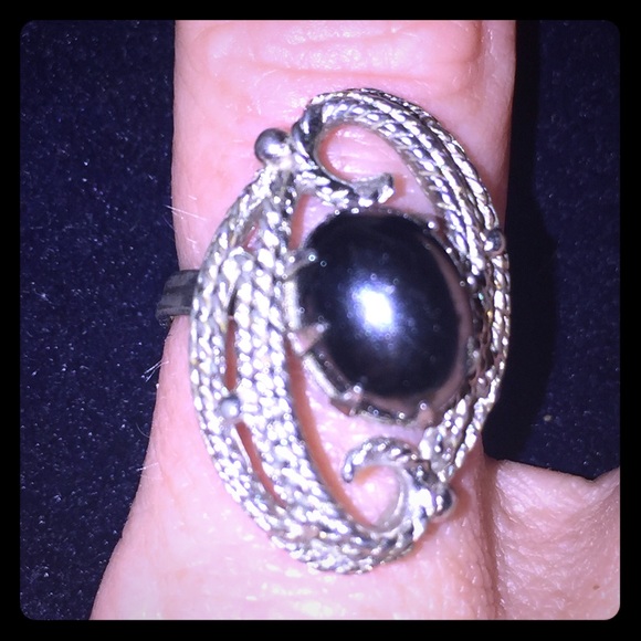 Beautiful vintage Sarah Coventry adjustable ring.
