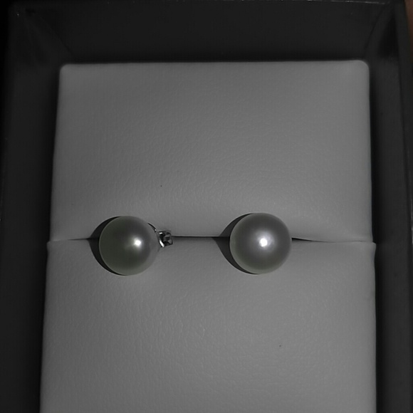 Fresh water pearl earrings new