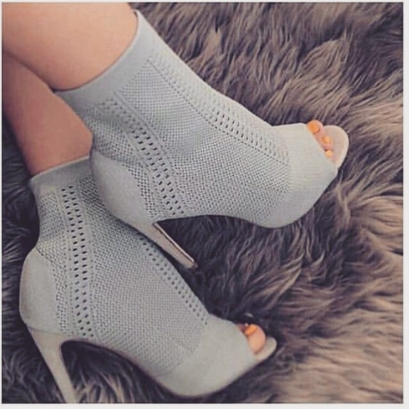 ✨1 left✨ gray Knit booties - Picture 3 of 3