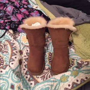 Authentic bailey button short uggs chestnut