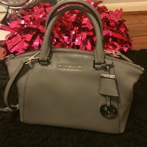 Small medium sized Micheal Kors purse