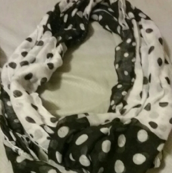 Black and white scarf