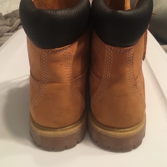 Women's 9.5 Wheat Timberlands - Picture 1 of 4
