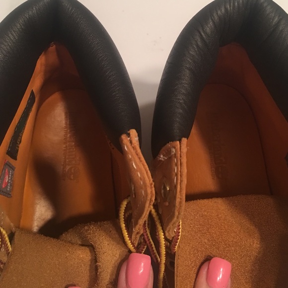 Women's 9.5 Wheat Timberlands - Picture 2 of 4