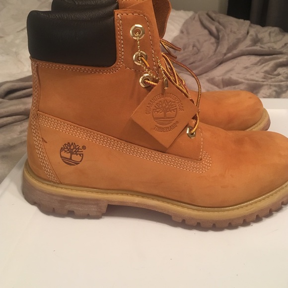 Women's 9.5 Wheat Timberlands - Picture 3 of 4