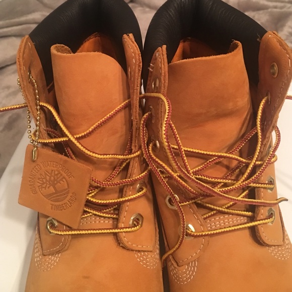 Women's 9.5 Wheat Timberlands - Picture 4 of 4