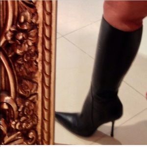 Pointy toe Guess leather boots