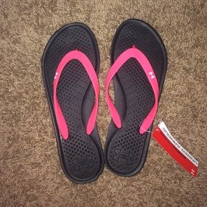 NWT Under armour flip flops
