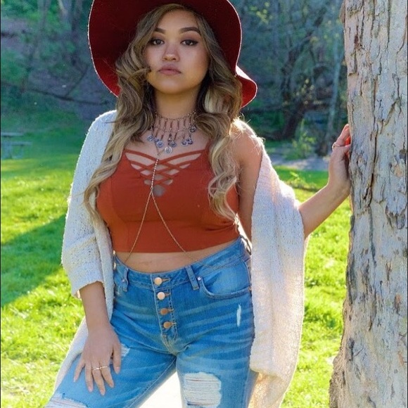 Destroyed high waisted jeans