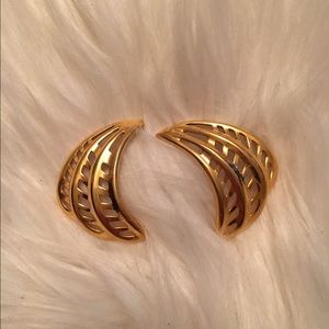 Vintage gold tone earrings