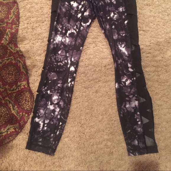 Lululemon rise and flow pant size 6! - Picture 2 of 4