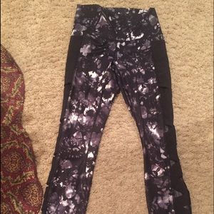 Lululemon rise and flow pant size 6!