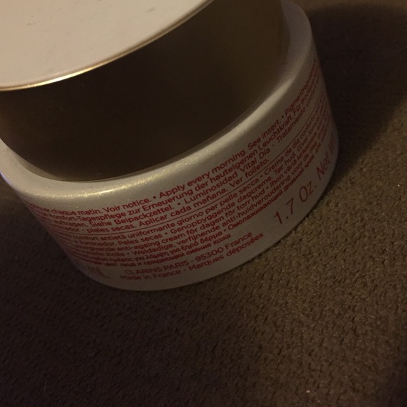 Clarins - Picture 2 of 4