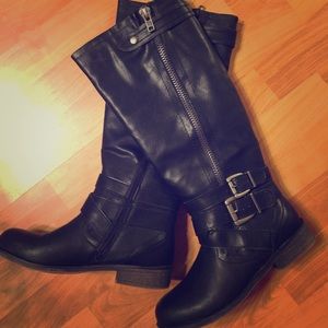 Black ridding boots