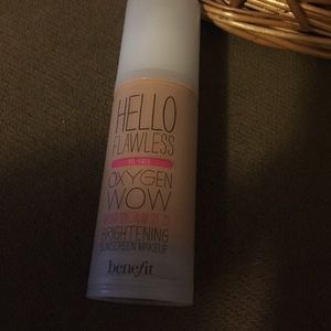 Benefit hello flawless