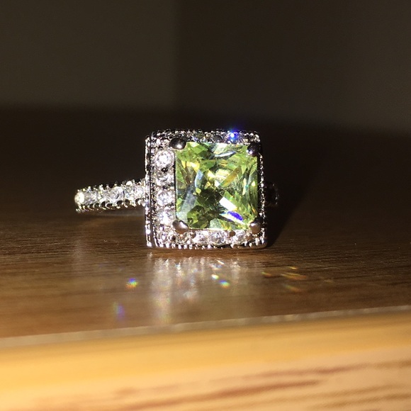 Green diamond ring - Picture 1 of 4