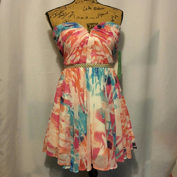 Strapless party dress. - Picture 2 of 4