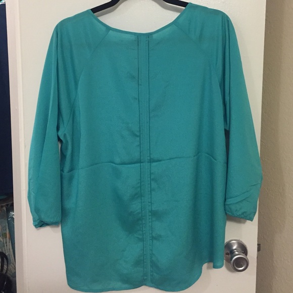 NWT green blouse - Picture 3 of 3