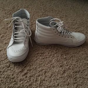 White high top leather Vans. Rivets SK8-Hi Slim.