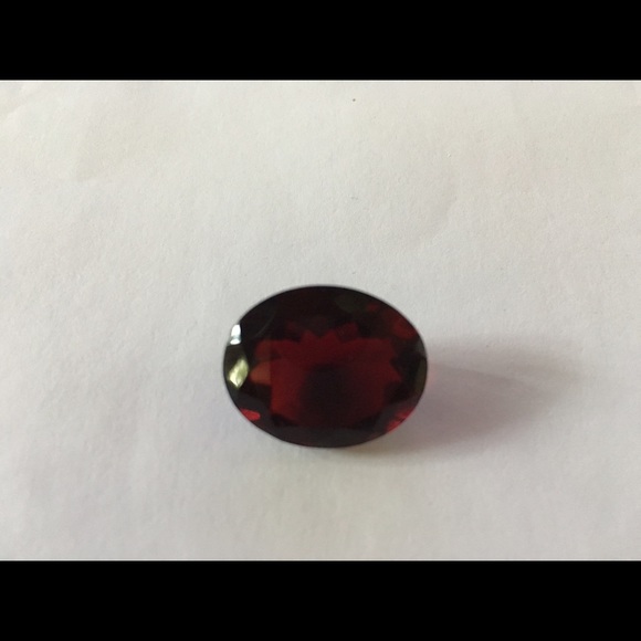 18 ct. semi precious Red Garnet facet cut store - Picture 2 of 2