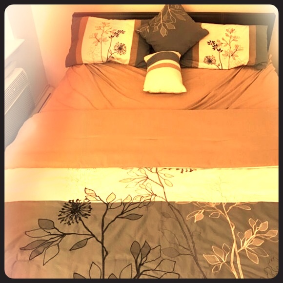 Queen bed with a wonderful leather + good mattress