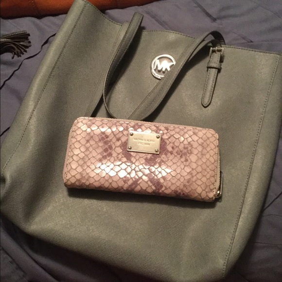 Michael Kors Tote with matching Wallet - Picture 1 of 2