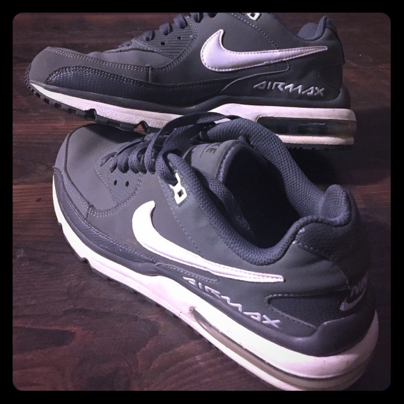 Nike airmax men's tennis shoe