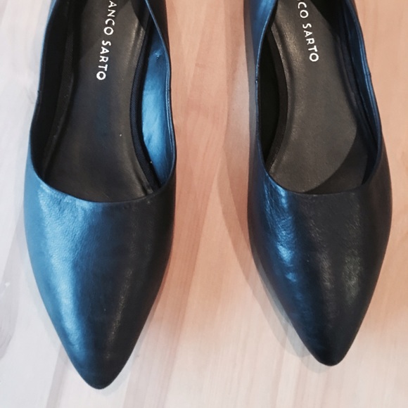 Black leather flat shoes