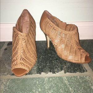 Deloney weaved little pump