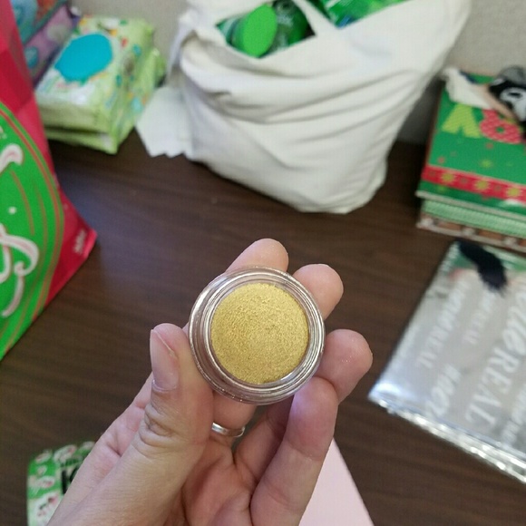 Kylie Holiday yellow gold creme shadow - Picture 2 of 3