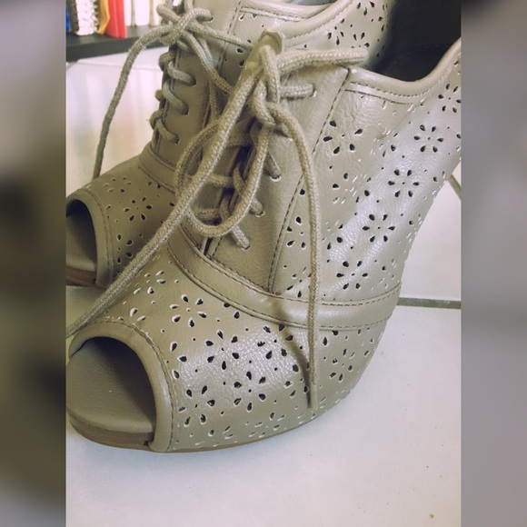 Heels - Picture 3 of 3