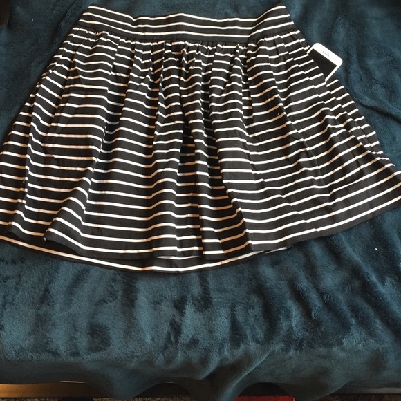 Black and white striped skirt with pockets - Picture 1 of 3