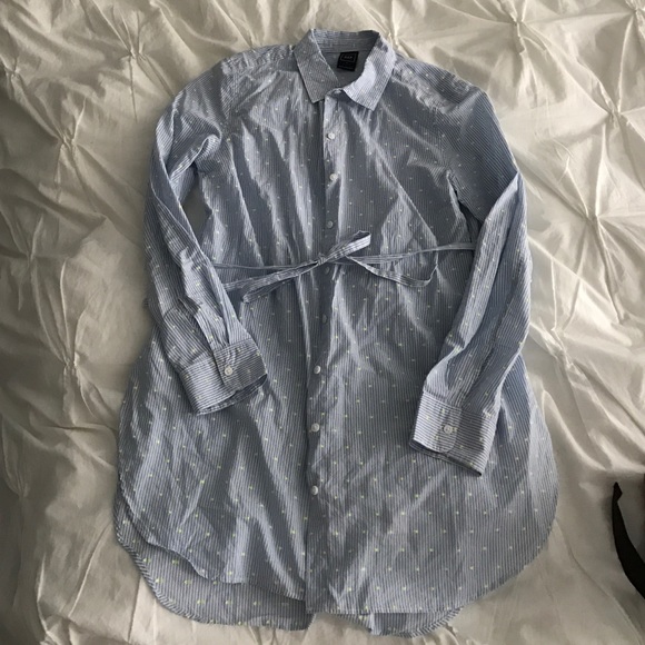Gap maternity button down shirt