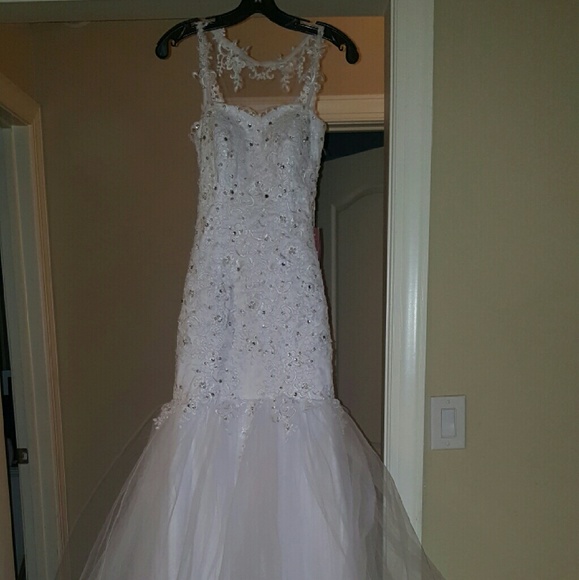 Wedding dress - Picture 1 of 5
