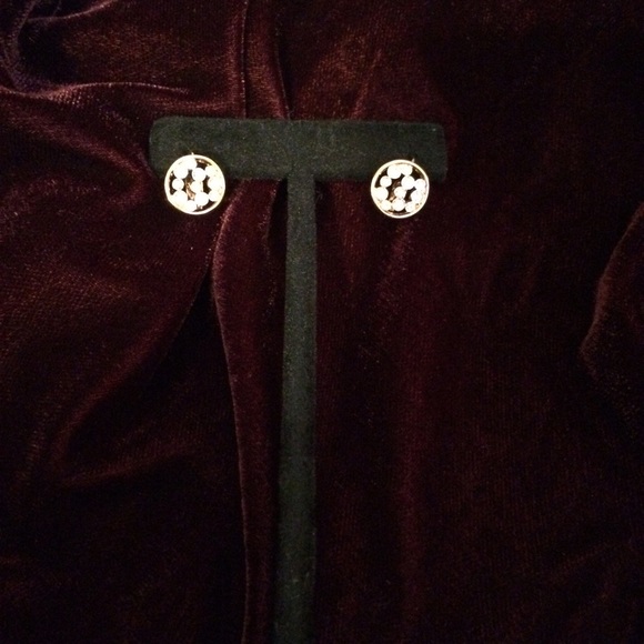 Circle gold tone white crystals. - Picture 1 of 4