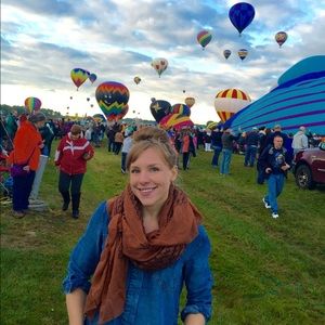 Meet your Posher, Caitlin