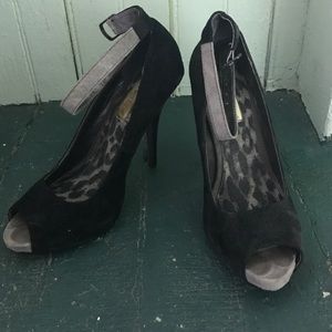Two Lips Peep Toe Heels Size 8