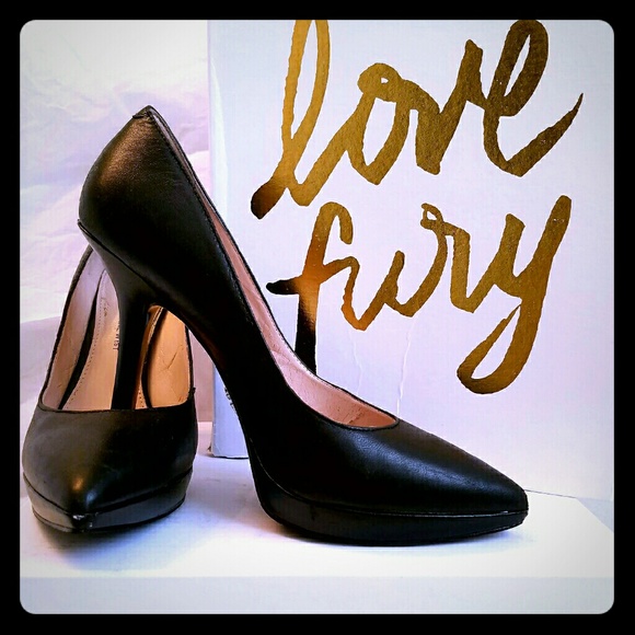 Nine West Love Fury Black Leather Pump