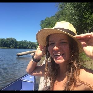 Meet your Posher, Elise