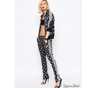 1 HR SALE ‼️Get the look! Tracksuits are back !