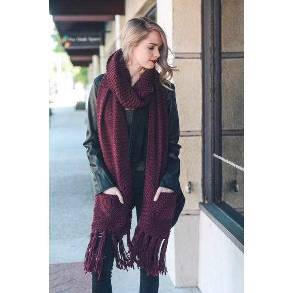 LAST ONE!! Oversized Scarf with Pockets - Picture 2 of 4