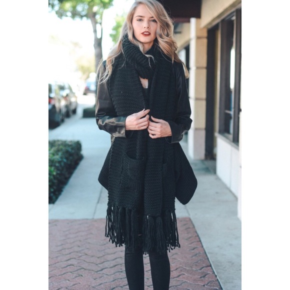 LAST ONE!! Oversized Scarf with Pockets - Picture 3 of 4