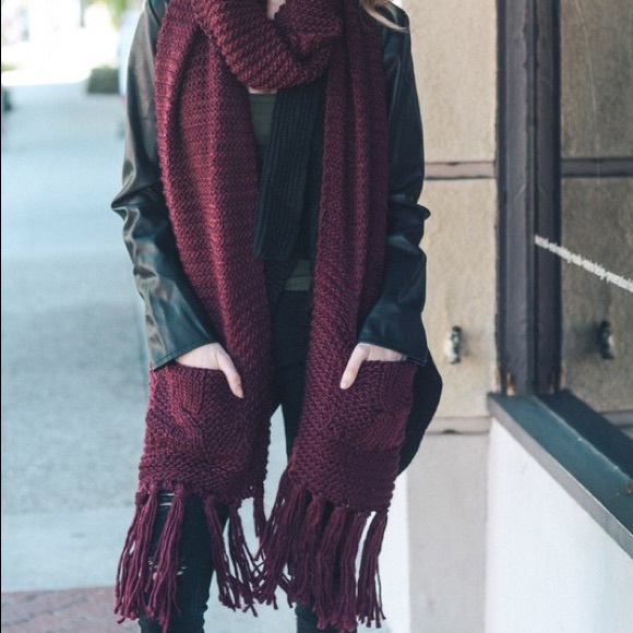 LAST ONE!! Oversized Scarf with Pockets - Picture 4 of 4