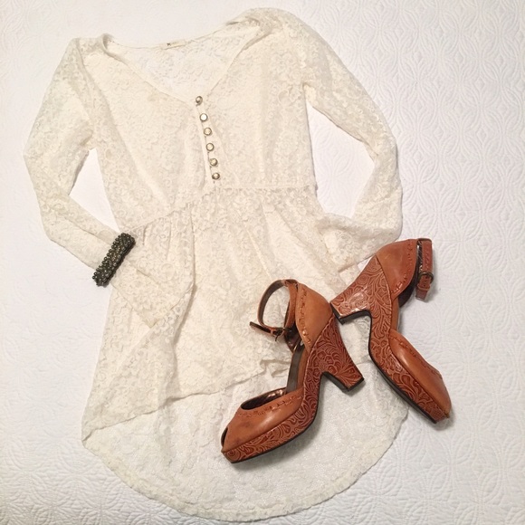 Tops - 🎉HP Fashion Favorites 🎉 💛 Lace Top