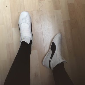 Puma Women's Eskiva Mid Sneakers