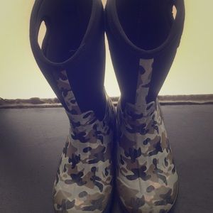 Bogs Kids size 6. Waterproof temp to -30.