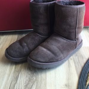 SHORT BROWN UGGS