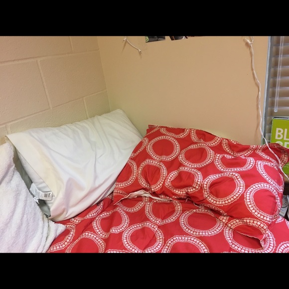 A FULL COMFORTER SET !!!! - Picture 2 of 2