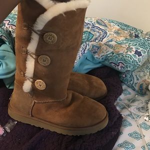 uggs button up
