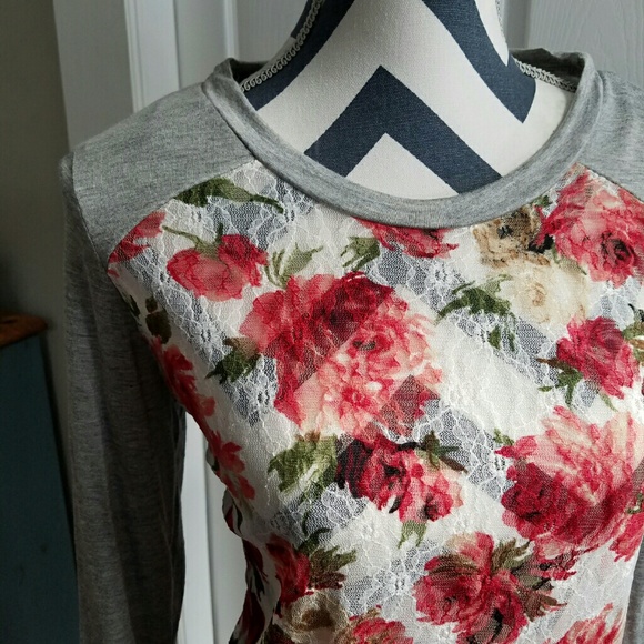 HOST PICK☝️SM LEFT Lace Front Top - Picture 2 of 5